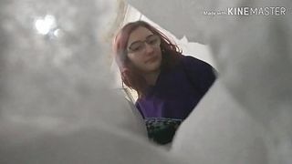 Брат заснял свою сестру, когда та переодевалась в ванной комнате