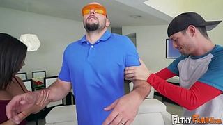 Грудастая баба отжигает со своим слепым мужем и его братом