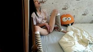 Худенькая сестра на кровати натирает свою бритую щель на глазах у брата