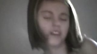 Порево волосатого отца с молоденькой дочкой на широкой кровати до камшота в рот